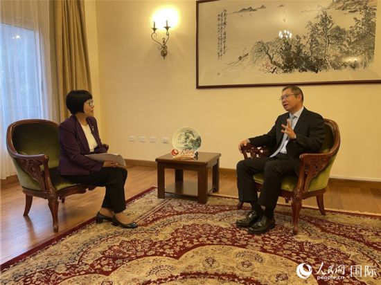 胡长春大使接受记者唐维红采访。记者 赵艳红摄